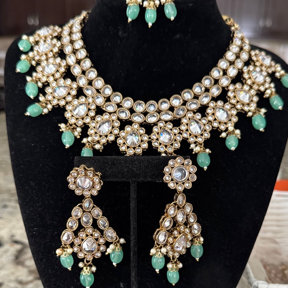 Elegant Gold and Green Jewelry Set